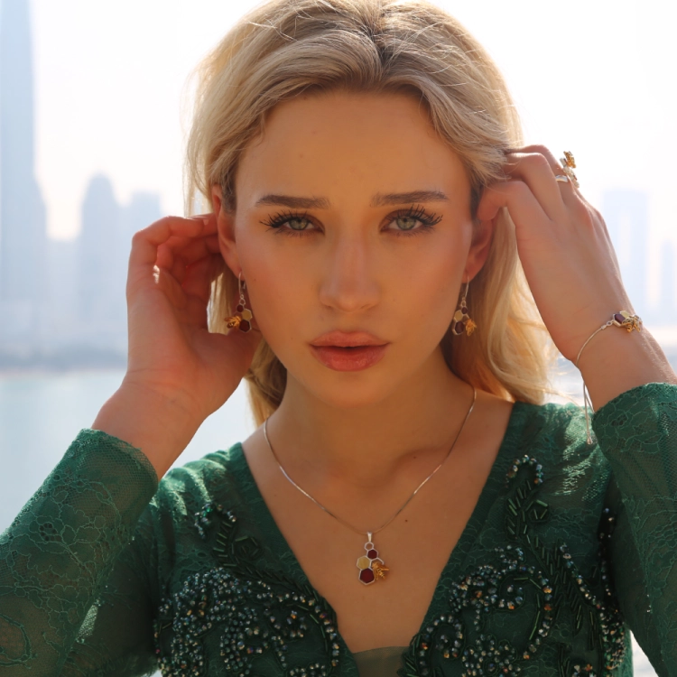 kolczyki-srebrne-pszczola-zawieszka-pszczola-kolekcja-natural-zestaw-roro.webp